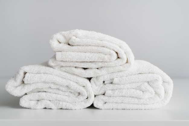 Widok z przodu ułożone białe ręczniki