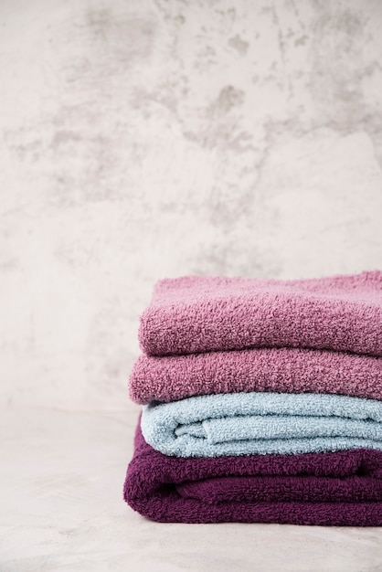 Widok z przodu ułożone kolorowe ręczniki
