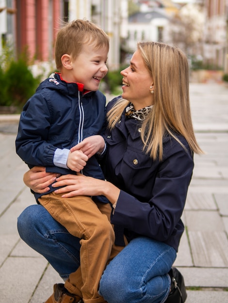 Widok z przodu urocza mama i syn z uśmiechem