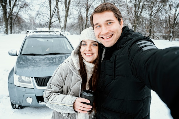 Widok Z Przodu Uroczej Pary Przy Selfie Podczas Podróży