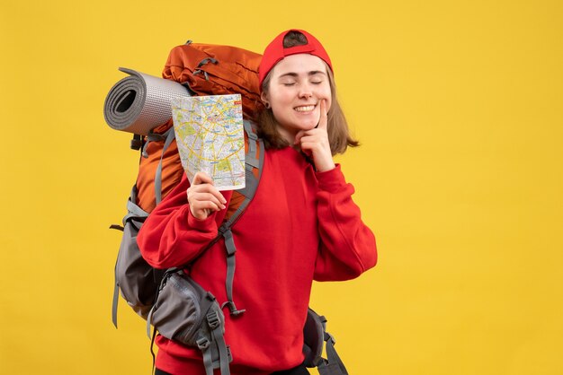 Widok z przodu uśmiechnięta kobieta camper z czerwonym plecakiem trzymając mapę
