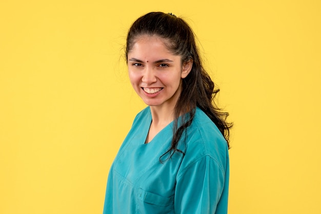 Widok Z Przodu Uśmiechnięta Kobieta Lekarz W Mundurze Stojącym Na żółtym Tle