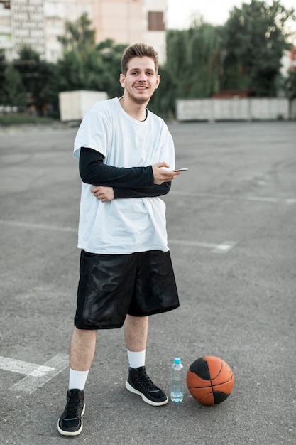 Widok z przodu uśmiechnięty mężczyzna z koszykówki