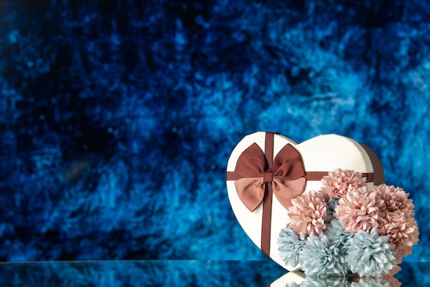 Widok z przodu walentynki prezent z kwiatami na niebieskim tle kolor miłość uczucie rodzina piękno serce para