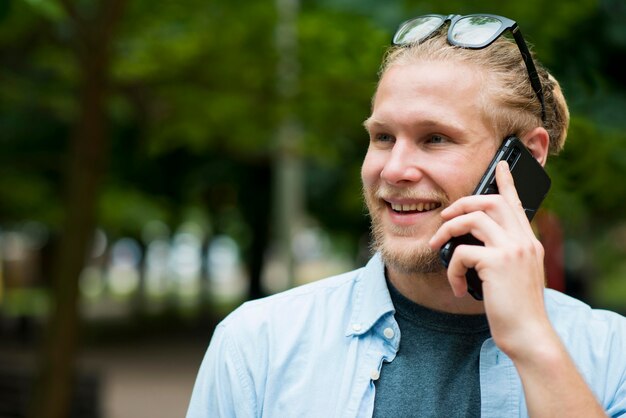 Widok z przodu wesoły mężczyzna rozmawia przez telefon