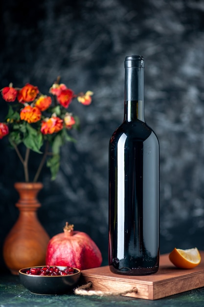Bezpłatne zdjęcie widok z przodu wino z granatu na ciemnej ścianie pić alkohol owocowy kwaśne kolory bar restauracja sok wino