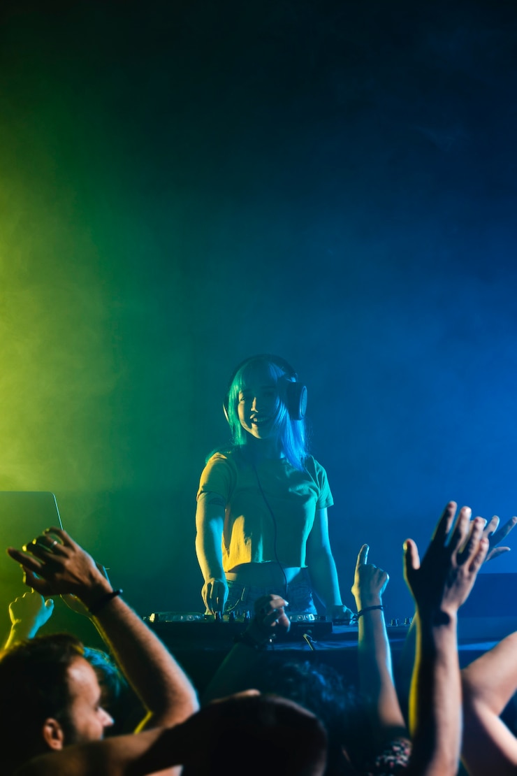 Bezpłatny plik Zdjęcie widok z przodu zaangażowany tłum i buźka dj