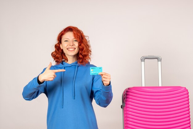 Widok z przodu żeński turysta z różową torbą i trzymając kartę bankową