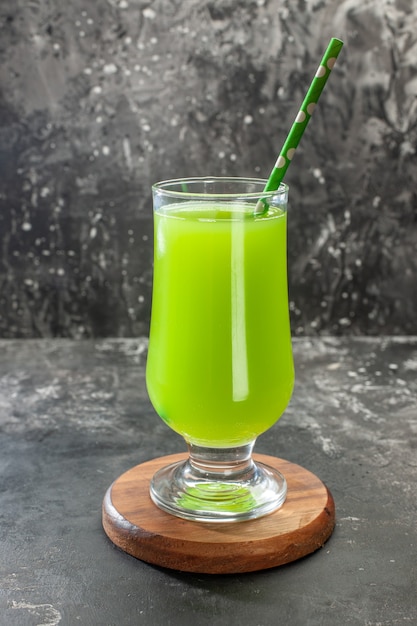 Widok z przodu zielony sok jabłkowy wewnątrz szkła ze słomką na jasnym kolorze zdjęcie drink bar koktajlowy owoc