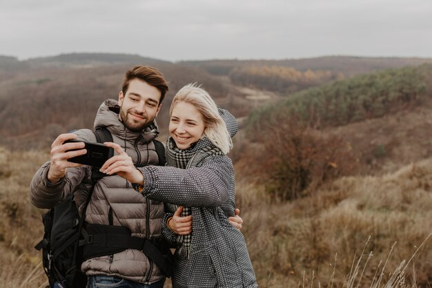 Widok z przodu znajomych przy selfie