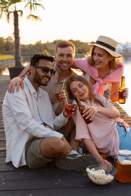 Widok z przodu znajomych z pyszną kombucha na świeżym powietrzu