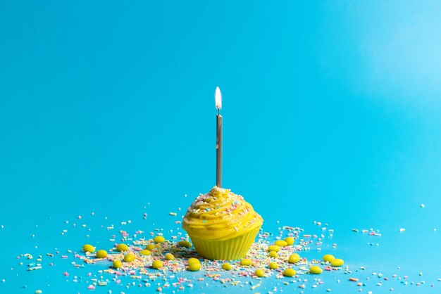 Widok z przodu żółty tort urodzinowy ze świecą na niebiesko