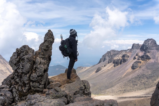 Widok z tyłu na turystę z plecakiem na szczycie wulkanu Iztaccihuatl