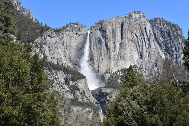 Widok zbliżenie tYosemite Falls w Parku Narodowym Yosemite w Kalifornii, USA