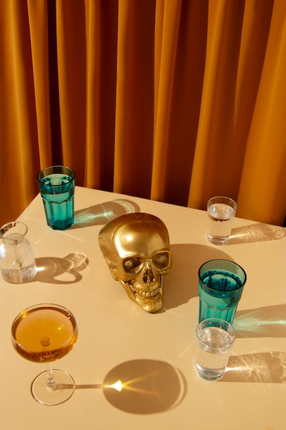 Widok złotej czaszki z napojem alkoholowym