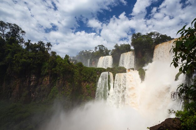 Widok znanego na całym świecie wodospadu iguassu na granicy brazylii i argentyny