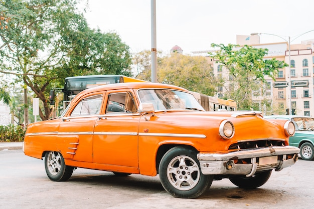 Widok żółty klasyczny rocznika samochód w stary hawańskim, kuba
