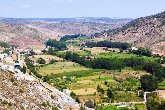 Bezpłatne zdjęcie wiejskich krajobrazów gór w pobliżu albarracin. aragonii