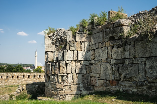 Wiekowy budynek w słońcu i błękitne niebo w Skopje w Macedonii Północnej