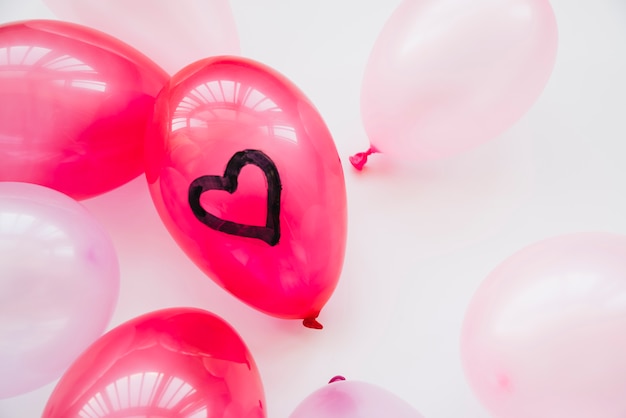 Wiele balonów z sercem malowane