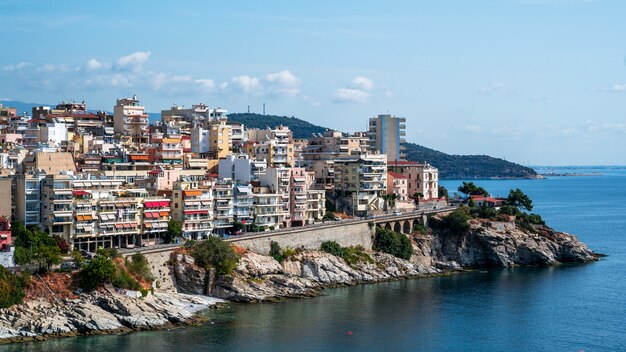 Wiele budynków położonych na wybrzeżu Morza Egejskiego, Kavala, Grecja