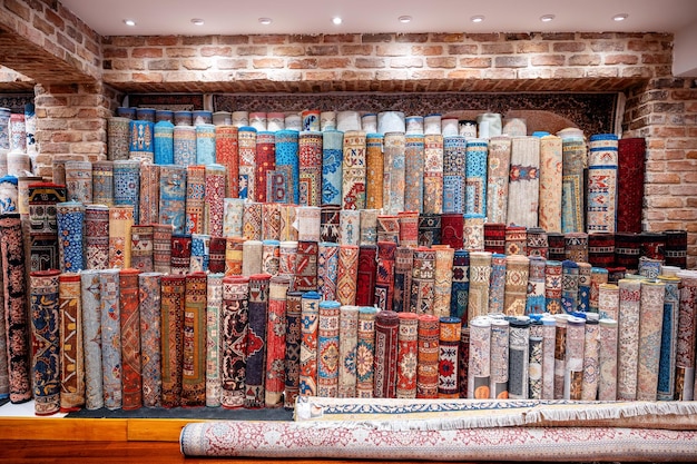 Bezpłatne zdjęcie wiele dywanów na wielkim bazarze w stambule w turcji