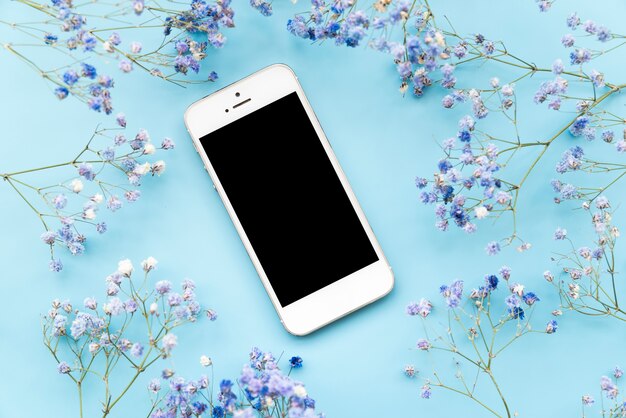 Wiele gałązek świeżych kwiatów z smartphone