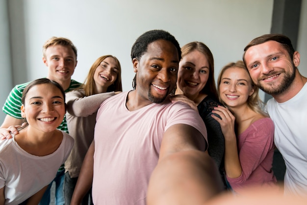 Bezpłatne zdjęcie wielka społeczność robiąca razem selfie