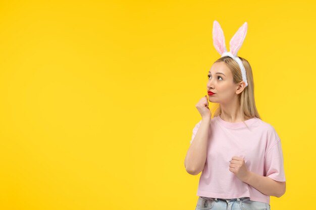 Wielkanoc młoda śliczna ładna dziewczyna z uszami królika myśląca i patrząca w górę