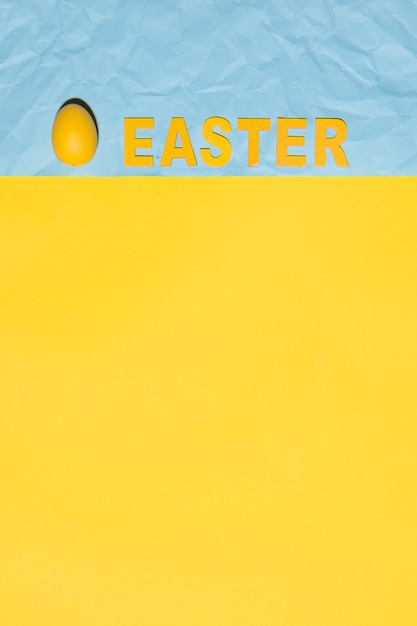 Wielkanocna inskrypcja z małym jajkiem na stole