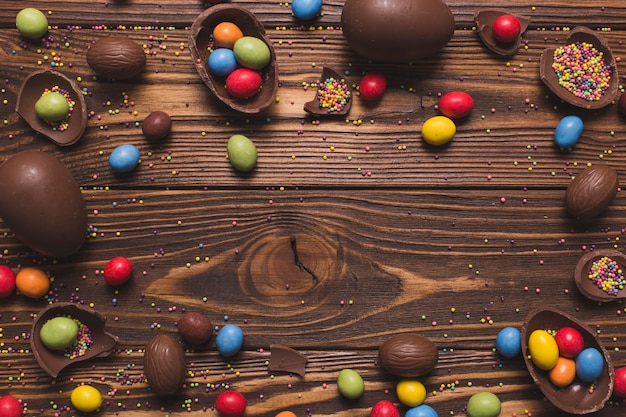 Bezpłatne zdjęcie wielkanocni cukierki na drewnianym tle