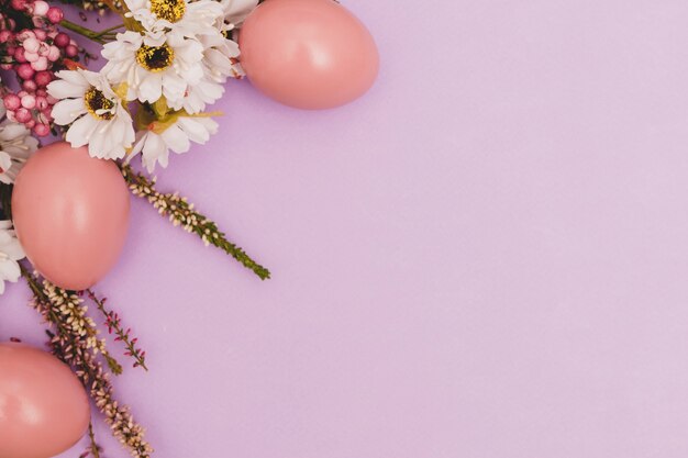 Wielkanocni jajka blisko kwiatów