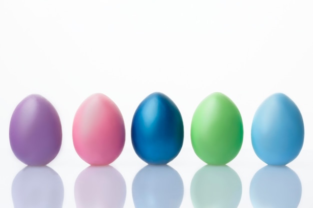 Wielkanocni jajka odizolowywający na białym tle. wesołych świąt wielkanocnych koncepcji. nieostrość.