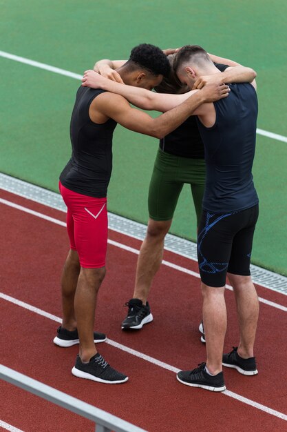 Wieloetniczna atlety drużyny pozycja na bieg śladzie outdoors