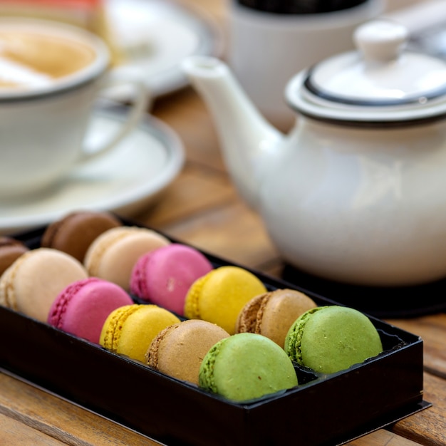 Bezpłatne zdjęcie wielokolorowe macarons na stole