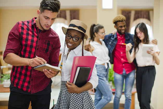 Wielorasowe studentów pracujących z notebookiem