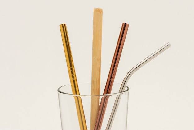 Wielorazowe bambusowe i metalowe słomki w szklance