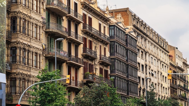 Wiersz starych budynków wykonanych w stylu klasycznym w Barcelonie, Hiszpania