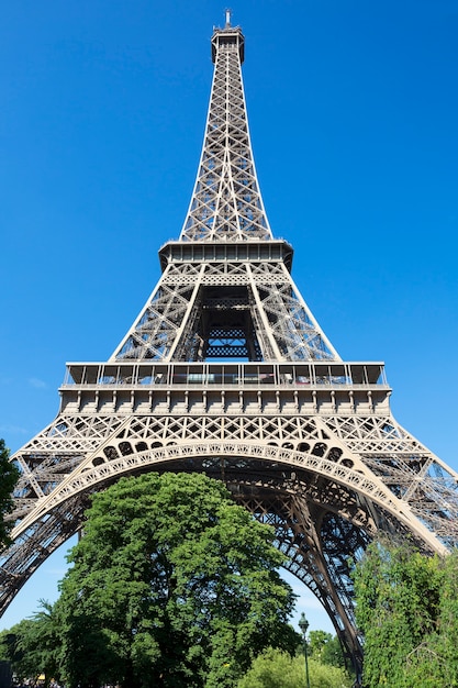 Bezpłatne zdjęcie wieża eiffla w błękitne niebo, paryż, francja.