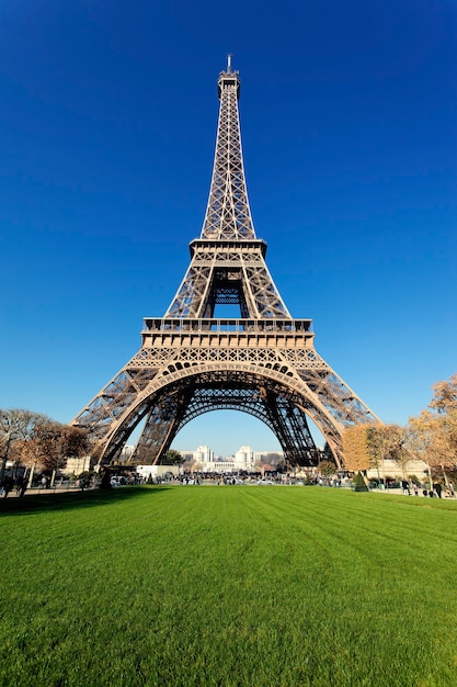 Bezpłatne zdjęcie wieża eiffla w paryżu z pięknymi kolorami jesienią
