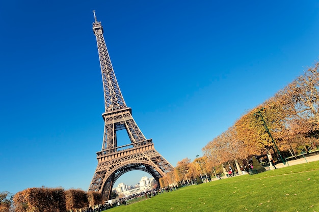 Wieża Eiffla w Paryżu ze wspaniałymi kolorami
