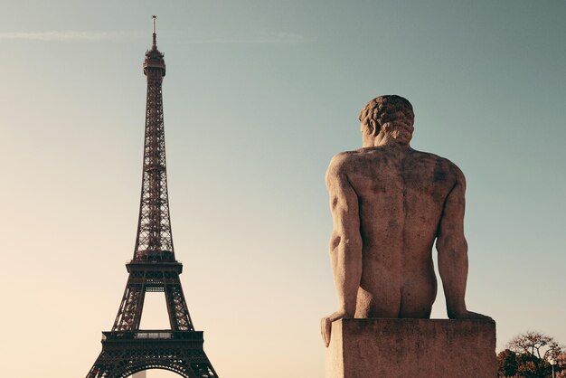 Wieża Eiffla z pomnikiem jako słynny punkt orientacyjny miasta w Paryżu