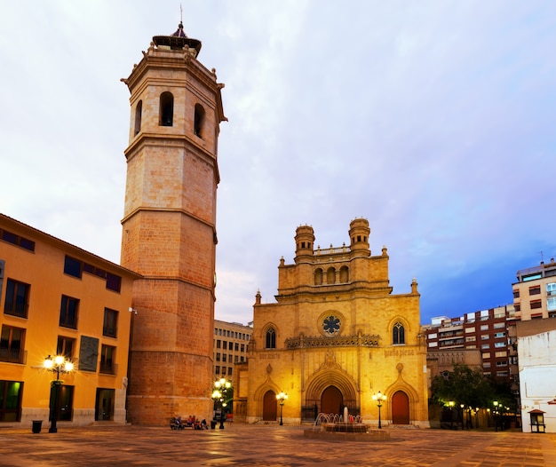 Wieża Fadri i gotycka katedra. Castellón de la Plana