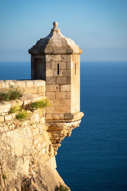 Bezpłatne zdjęcie wieża i morze