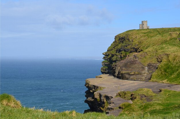 Wieża O'Briena wznosi się na klifach morskich Moher w Irlandii.