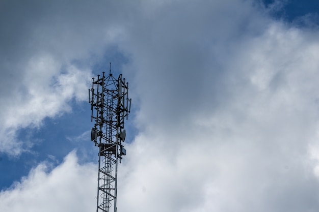 Wieża telefonii komórkowej z chmurami w tle