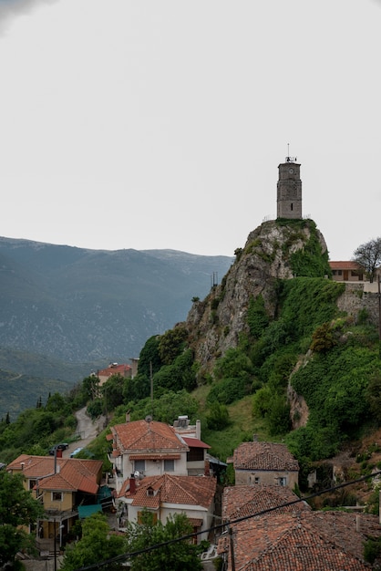 Bezpłatne zdjęcie wieża w górskim mieście arachova w grecji