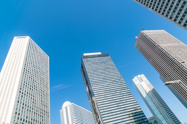 Wieżowce i błękitne niebo - Shinjuku, Tokio