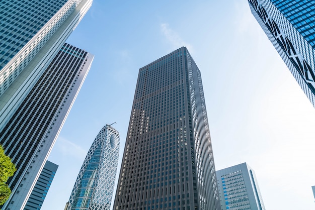 Wieżowce i błękitne niebo - Shinjuku, Tokio