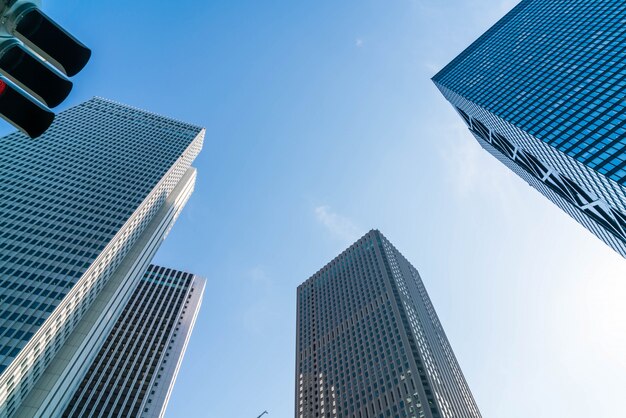 Wieżowce i błękitne niebo - Shinjuku, Tokio